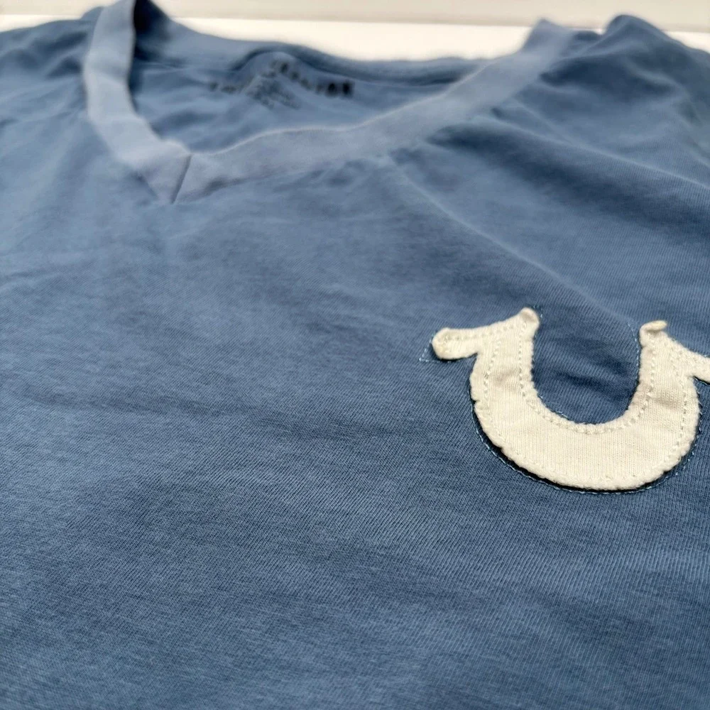 True Religion Mens XL V-Neck T-Shirt Blue Graphic Back Horseshoe Logo Patch